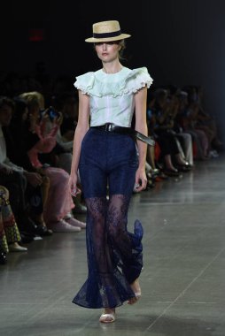 NEW YORK, NEW YORK - SEPTEMBER 07: New York Moda Haftası 'nda Taoray Wang için podyumda yürüyen bir model: 7 Eylül 2019' da New York 'taki Spring Studios' taki Galeri II 'deki Gösteriler.