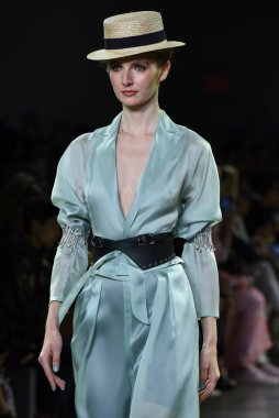 NEW YORK, NEW YORK - SEPTEMBER 07: New York Moda Haftası 'nda Taoray Wang için podyumda yürüyen bir model: 7 Eylül 2019' da New York 'taki Spring Studios' taki Galeri II 'deki Gösteriler.