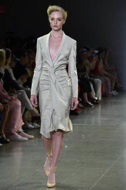 NEW YORK, NEW YORK - SEPTEMBER 07: New York Moda Haftası 'nda Taoray Wang için podyumda yürüyen bir model: 7 Eylül 2019' da New York 'taki Spring Studios' taki Galeri II 'deki Gösteriler.