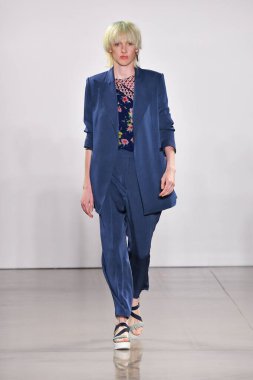 NEW YORK, NEW YORK - SEPTEMBER 08: New York Moda Haftası sırasında Nicole Miller için podyumda yürüyen bir model: 2008 Eylül 2019 'da New York' taki Spring Studios Gallery II 'de sergiler.