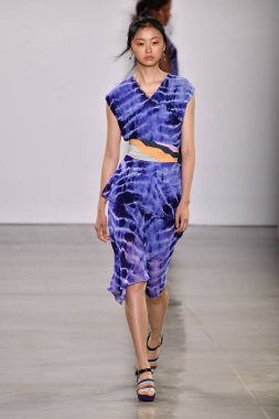 NEW YORK, NEW YORK - SEPTEMBER 08: New York Moda Haftası sırasında Nicole Miller için podyumda yürüyen bir model: 2008 Eylül 2019 'da New York' taki Spring Studios Gallery II 'de sergiler.