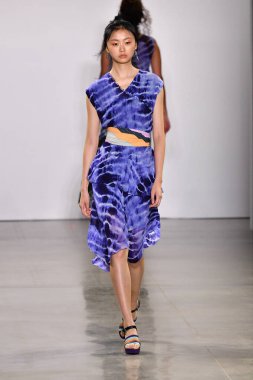 NEW YORK, NEW YORK - SEPTEMBER 08: New York Moda Haftası sırasında Nicole Miller için podyumda yürüyen bir model: 2008 Eylül 2019 'da New York' taki Spring Studios Gallery II 'de sergiler.