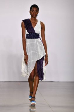 NEW YORK, NEW YORK - SEPTEMBER 08: New York Moda Haftası sırasında Nicole Miller için podyumda yürüyen bir model: 2008 Eylül 2019 'da New York' taki Spring Studios Gallery II 'de sergiler.