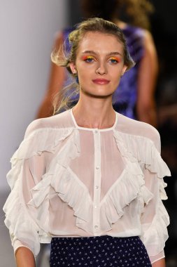 NEW YORK, NEW YORK - SEPTEMBER 08: New York Moda Haftası sırasında Nicole Miller için podyumda yürüyen bir model: 2008 Eylül 2019 'da New York' taki Spring Studios Gallery II 'de sergiler.