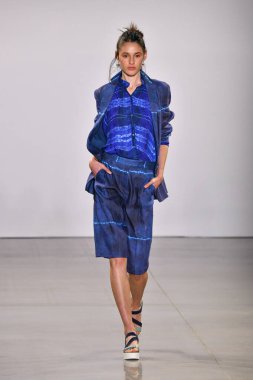 NEW YORK, NEW YORK - SEPTEMBER 08: New York Moda Haftası sırasında Nicole Miller için podyumda yürüyen bir model: 2008 Eylül 2019 'da New York' taki Spring Studios Gallery II 'de sergiler.