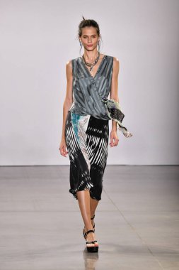 NEW YORK, NEW YORK - SEPTEMBER 08: New York Moda Haftası sırasında Nicole Miller için podyumda yürüyen bir model: 2008 Eylül 2019 'da New York' taki Spring Studios Gallery II 'de sergiler.