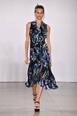 NEW YORK, NEW YORK - SEPTEMBER 08: New York Moda Haftası sırasında Nicole Miller için podyumda yürüyen bir model: 2008 Eylül 2019 'da New York' taki Spring Studios Gallery II 'de sergiler.