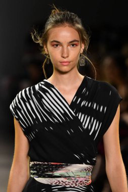 NEW YORK, NEW YORK - SEPTEMBER 08: New York Moda Haftası sırasında Nicole Miller için podyumda yürüyen bir model: 2008 Eylül 2019 'da New York' taki Spring Studios Gallery II 'de sergiler.