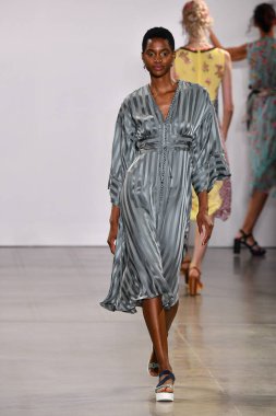 NEW YORK, NEW YORK - SEPTEMBER 08: New York Moda Haftası sırasında Nicole Miller için podyumda yürüyen bir model: 2008 Eylül 2019 'da New York' taki Spring Studios Gallery II 'de sergiler.