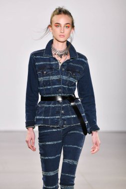 NEW YORK, NEW YORK - SEPTEMBER 08: New York Moda Haftası sırasında Nicole Miller için podyumda yürüyen bir model: 2008 Eylül 2019 'da New York' taki Spring Studios Gallery II 'de sergiler.