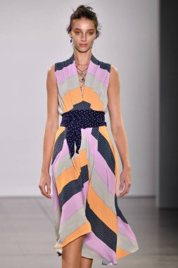 NEW YORK, NEW YORK - SEPTEMBER 08: New York Moda Haftası sırasında Nicole Miller için podyumda yürüyen bir model: 2008 Eylül 2019 'da New York' taki Spring Studios Gallery II 'de sergiler.