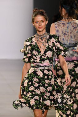 NEW YORK, NEW YORK - SEPTEMBER 08: New York Moda Haftası sırasında Nicole Miller için podyumda yürüyen bir model: 2008 Eylül 2019 'da New York' taki Spring Studios Gallery II 'de sergiler.