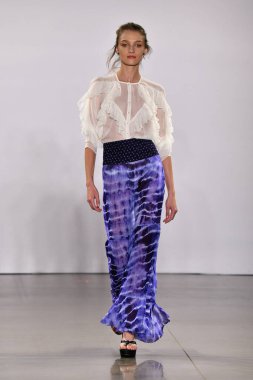 NEW YORK, NEW YORK - SEPTEMBER 08: New York Moda Haftası sırasında Nicole Miller için podyumda yürüyen bir model: 2008 Eylül 2019 'da New York' taki Spring Studios Gallery II 'de sergiler.