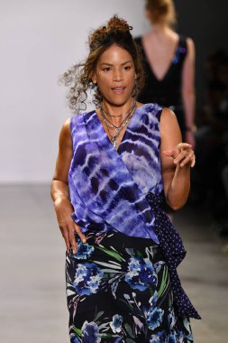 NEW YORK, NEW YORK - SEPTEMBER 08: Veronica Webb New York Moda Haftası sırasında Nicole Miller için podyumda yürüyor: New York şehrinde 08 Eylül 2019 'da Spring Studios' ta Galeri II 'de Gösteriler.