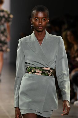 NEW YORK, NEW YORK - SEPTEMBER 08: New York Moda Haftası sırasında Nicole Miller için podyumda yürüyen bir model: 2008 Eylül 2019 'da New York' taki Spring Studios Gallery II 'de sergiler.