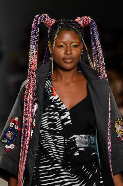 NEW YORK, NEW YORK - SEPTEMBER 08: New York Moda Haftası sırasında Nicole Miller için podyumda yürüyen bir model: 2008 Eylül 2019 'da New York' taki Spring Studios Gallery II 'de sergiler.