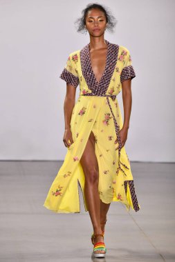 NEW YORK, NEW YORK - SEPTEMBER 08: New York Moda Haftası sırasında Nicole Miller için podyumda yürüyen bir model: 2008 Eylül 2019 'da New York' taki Spring Studios Gallery II 'de sergiler.