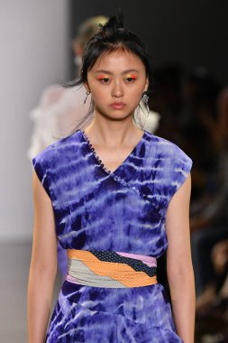 NEW YORK, NEW YORK - SEPTEMBER 08: New York Moda Haftası sırasında Nicole Miller için podyumda yürüyen bir model: 2008 Eylül 2019 'da New York' taki Spring Studios Gallery II 'de sergiler.