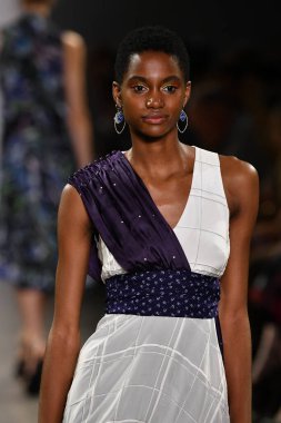 NEW YORK, NEW YORK - SEPTEMBER 08: New York Moda Haftası sırasında Nicole Miller için podyumda yürüyen bir model: 2008 Eylül 2019 'da New York' taki Spring Studios Gallery II 'de sergiler.