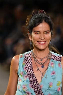 NEW YORK, NEW YORK - SEPTEMBER 08: Patricia Velasquez New York Moda Haftası 'nda Nicole Miller için podyumda yürüyor: The Show at Gallery II at Spring Studios, 08 Eylül 2019, New York.