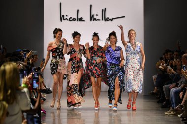 NEW YORK, NEW YORK - SEPTEMBER 08: Claudia Mason, Veronica Webb, Patricia Velasquez, Pat Cleveland ve Frederique van der Wal, New York Moda Haftası boyunca podyumda Nicole Miller için selam verdiler: Septe 'deki Spring Studios' daki Galeri II 'deki Gösteriler