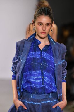 NEW YORK, NEW YORK - SEPTEMBER 08: New York Moda Haftası sırasında Nicole Miller için podyumda yürüyen bir model: 2008 Eylül 2019 'da New York' taki Spring Studios Gallery II 'de sergiler.