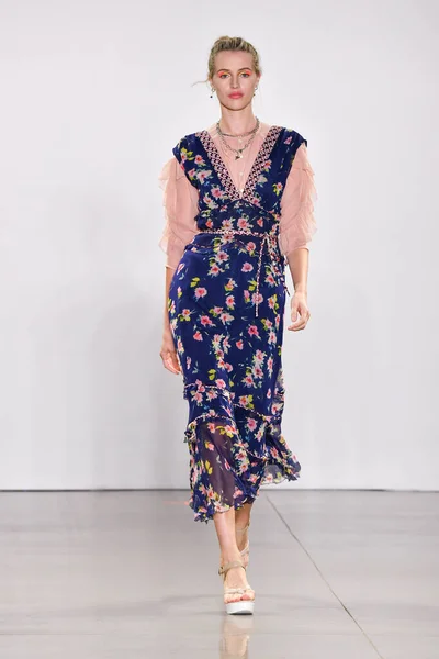2008年9月8日 纽约时装周 2019年9月8日 一名模特在纽约春天工作室第二画廊为妮可 米勒走秀 — 图库照片