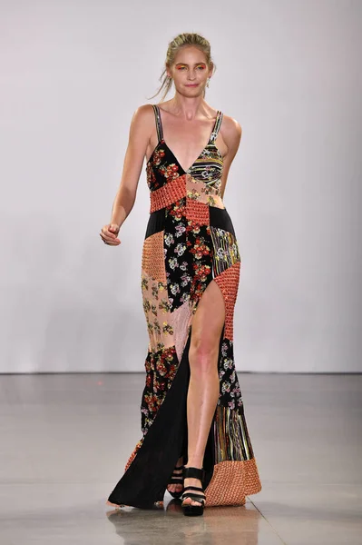 September Model Walk Nicole Miller New York Fashion Week Shows — 스톡 사진