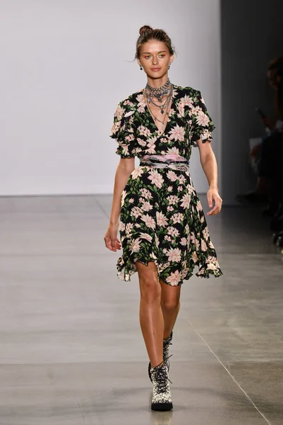 NEW YORK, NEW YORK - SEPTEMBER 08: New York Moda Haftası sırasında Nicole Miller için podyumda yürüyen bir model: 2008 Eylül 2019 'da New York' taki Spring Studios Gallery II 'de sergiler.