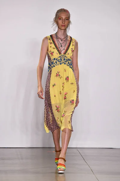 2008年9月8日 纽约时装周 2019年9月8日 一名模特在纽约春天工作室第二画廊为妮可 米勒走秀 — 图库照片