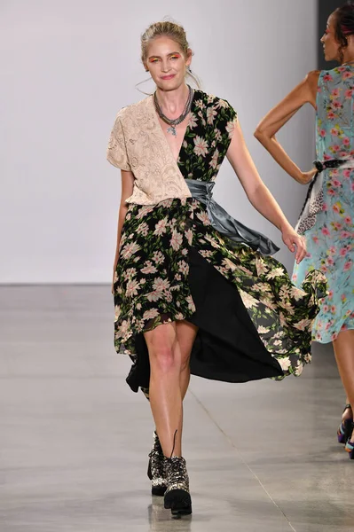 New York New York September Model Walks Runway Nicole Miller — Stockfoto