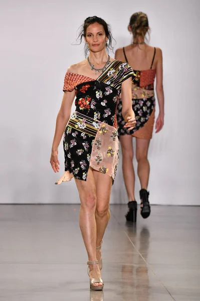 2019年9月8日 克劳迪娅 梅森在纽约时装周 2019年9月8日在纽约春工作室第二画廊的展览上为妮可 米勒走上了跑道 — 图库照片