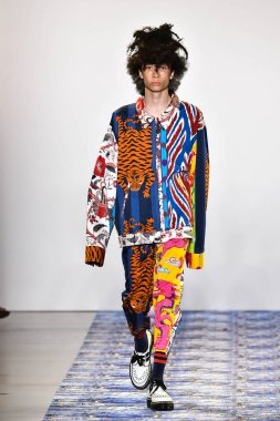 New York Moda Haftası 'nda Libertine için bir model podyumda yürüyor: 11 Eylül 2019' da New York 'taki Spring Studios' taki Galeri II 'deki Gösteriler.