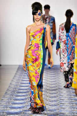 New York Moda Haftası 'nda Libertine için bir model podyumda yürüyor: 11 Eylül 2019' da New York 'taki Spring Studios' taki Galeri II 'deki Gösteriler.