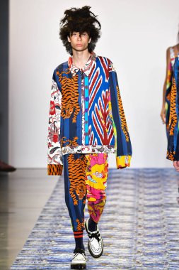 New York Moda Haftası 'nda Libertine için bir model podyumda yürüyor: 11 Eylül 2019' da New York 'taki Spring Studios' taki Galeri II 'deki Gösteriler.