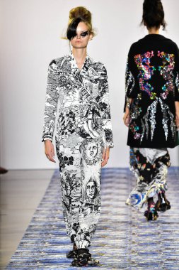 New York Moda Haftası 'nda Libertine için bir model podyumda yürüyor: 11 Eylül 2019' da New York 'taki Spring Studios' taki Galeri II 'deki Gösteriler.