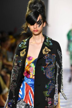 New York Moda Haftası 'nda Libertine için bir model podyumda yürüyor: 11 Eylül 2019' da New York 'taki Spring Studios' taki Galeri II 'deki Gösteriler.