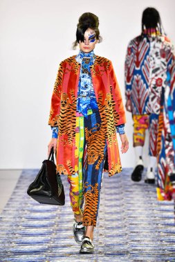 New York Moda Haftası 'nda Libertine için bir model podyumda yürüyor: 11 Eylül 2019' da New York 'taki Spring Studios' taki Galeri II 'deki Gösteriler.