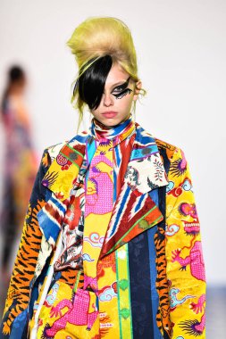 New York Moda Haftası 'nda Libertine için bir model podyumda yürüyor: 11 Eylül 2019' da New York 'taki Spring Studios' taki Galeri II 'deki Gösteriler.