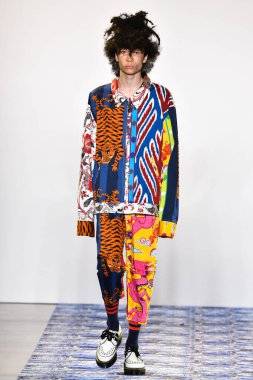 New York Moda Haftası 'nda Libertine için bir model podyumda yürüyor: 11 Eylül 2019' da New York 'taki Spring Studios' taki Galeri II 'deki Gösteriler.