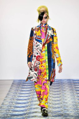 New York Moda Haftası 'nda Libertine için bir model podyumda yürüyor: 11 Eylül 2019' da New York 'taki Spring Studios' taki Galeri II 'deki Gösteriler.