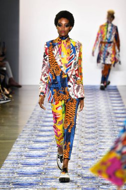 New York Moda Haftası 'nda Libertine için bir model podyumda yürüyor: 11 Eylül 2019' da New York 'taki Spring Studios' taki Galeri II 'deki Gösteriler.