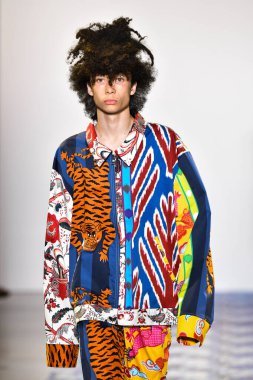 New York Moda Haftası 'nda Libertine için bir model podyumda yürüyor: 11 Eylül 2019' da New York 'taki Spring Studios' taki Galeri II 'deki Gösteriler.