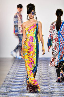New York Moda Haftası 'nda Libertine için bir model podyumda yürüyor: 11 Eylül 2019' da New York 'taki Spring Studios' taki Galeri II 'deki Gösteriler.