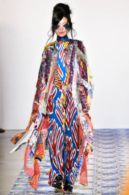 New York Moda Haftası 'nda Libertine için bir model podyumda yürüyor: 11 Eylül 2019' da New York 'taki Spring Studios' taki Galeri II 'deki Gösteriler.