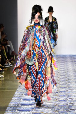 New York Moda Haftası 'nda Libertine için bir model podyumda yürüyor: 11 Eylül 2019' da New York 'taki Spring Studios' taki Galeri II 'deki Gösteriler.