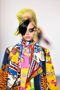 New York Moda Haftası 'nda Libertine için bir model podyumda yürüyor: 11 Eylül 2019' da New York 'taki Spring Studios' taki Galeri II 'deki Gösteriler.