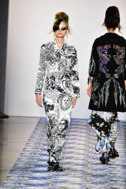 New York Moda Haftası 'nda Libertine için bir model podyumda yürüyor: 11 Eylül 2019' da New York 'taki Spring Studios' taki Galeri II 'deki Gösteriler.