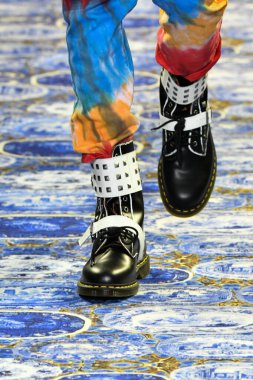 New York Moda Haftası 'nda Libertine için bir model podyumda yürüyor: 11 Eylül 2019' da New York 'taki Spring Studios' taki Galeri II 'deki Gösteriler.