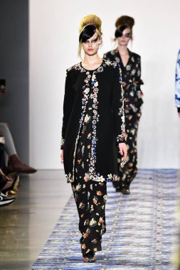 New York Moda Haftası 'nda Libertine için bir model podyumda yürüyor: 11 Eylül 2019' da New York 'taki Spring Studios' taki Galeri II 'deki Gösteriler.